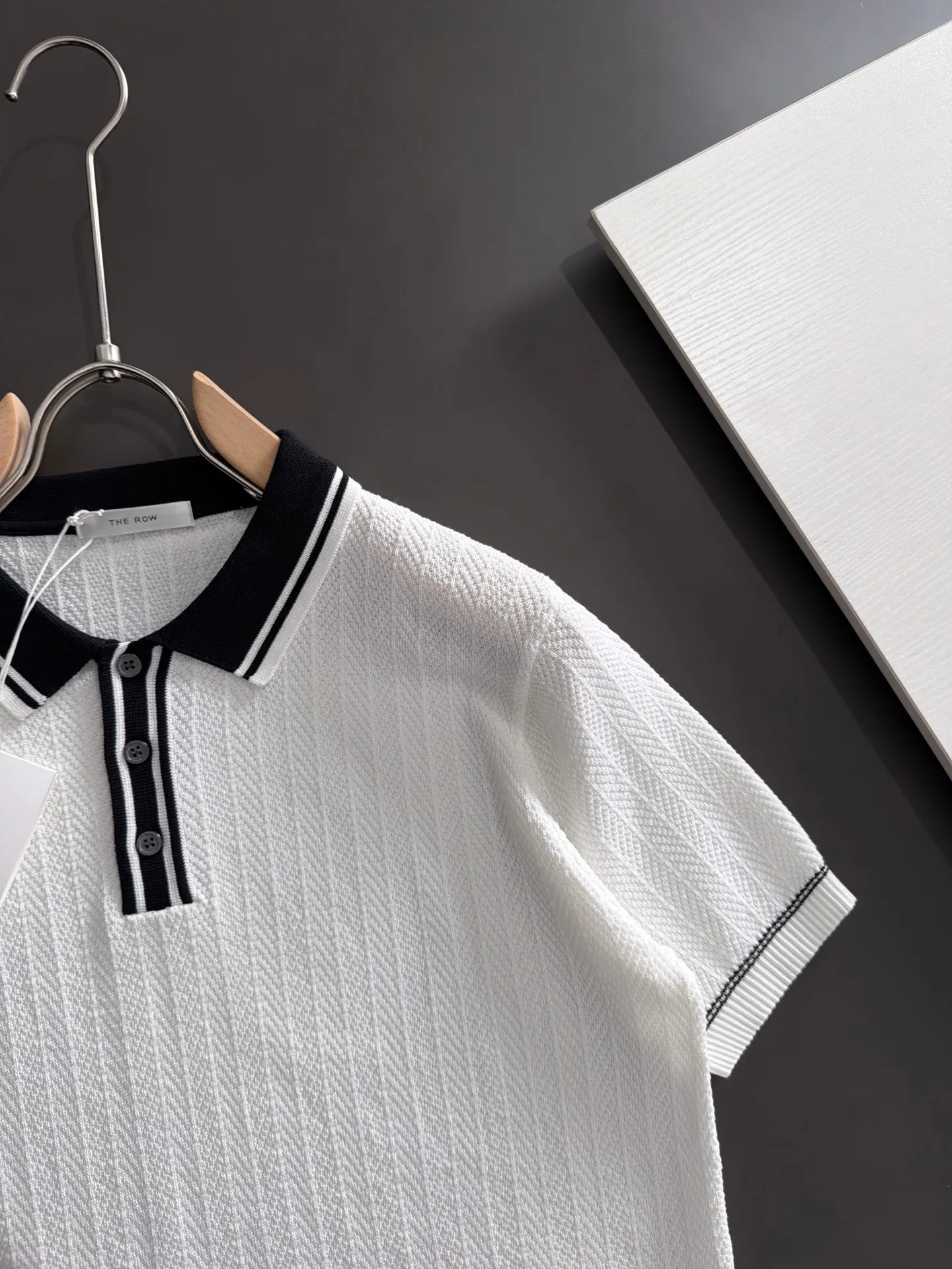 Shipping next day TR high quality - The Row 26ss New Arrival men's short-sleeved T-shirt. Like LP and BC, it belongs to the same old-money style top-notch light luxury brand. The New Arrival Original men's casual short-sleeved shirt is made of combed cotton yarn knitted imitation cotton fabric. Exclusive Premium custom-controlled raw materials. 14-needle precision knitting. The iconic waffle soul is woven. The three-dimensional texture flows with subtle light and shadow. Viewed from a distance, it is introverted. It shows when you touch it closely. It feels substantial when weighed. The upper body is also more textured than ordinary T-shirts. Fashionable Versatile Hot Sale. It is skin-friendly and comfortable to wear. Premium boutique. The upper body is made of Factory's fine workmanship. A must-have item for men. Complete with three standards. Sizes M-3XL